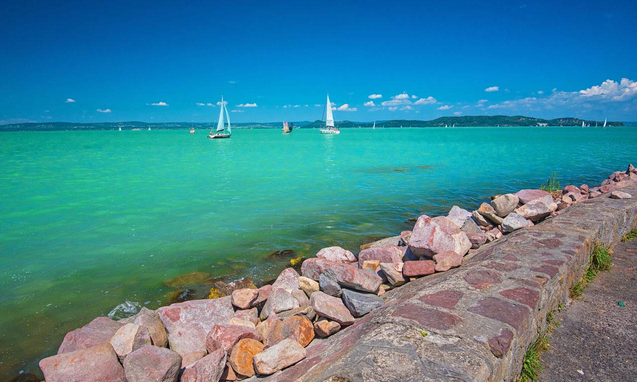 00392 europa ungarn balaton see ausblick segeln segelboot