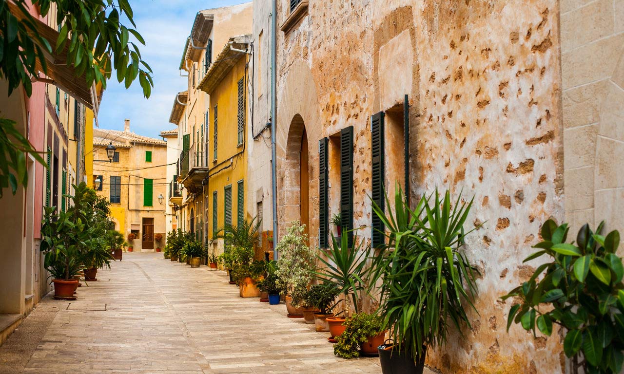 00412 europa spanien ballearen mallorca pauschalreise all inclusive alcudia altstadt sommer mittelmeer baden sonne strand