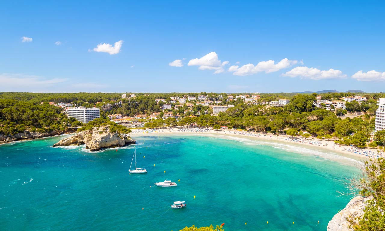 00414 europa spanien ballearen menorca cala galdana segelboot türkises wasser traumurlaub sommer bucht mittelmeer strand