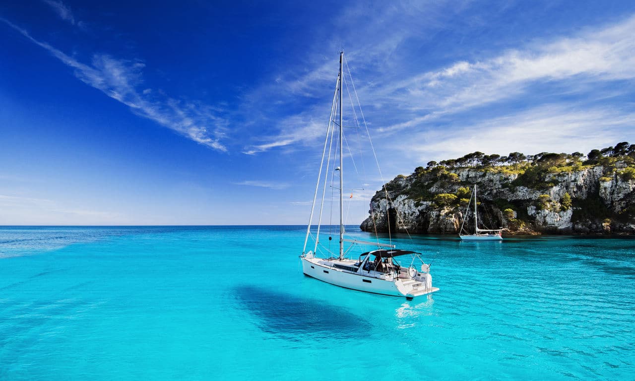 00418 europa spanien ballearen menorca segelboot türkises wasser traumurlaub sommer mittelmeer baden sonne strand
