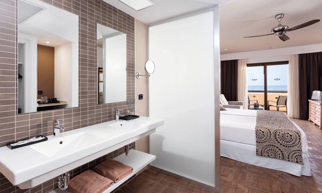 tou_17_143 double room partial sea view_example