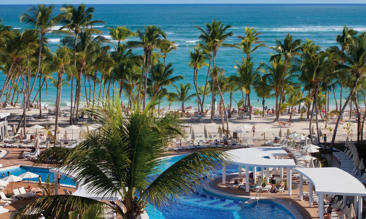 Dominikanische Republik - hotel Riu Palace Bavaro - Swimming Pool und sandstrand