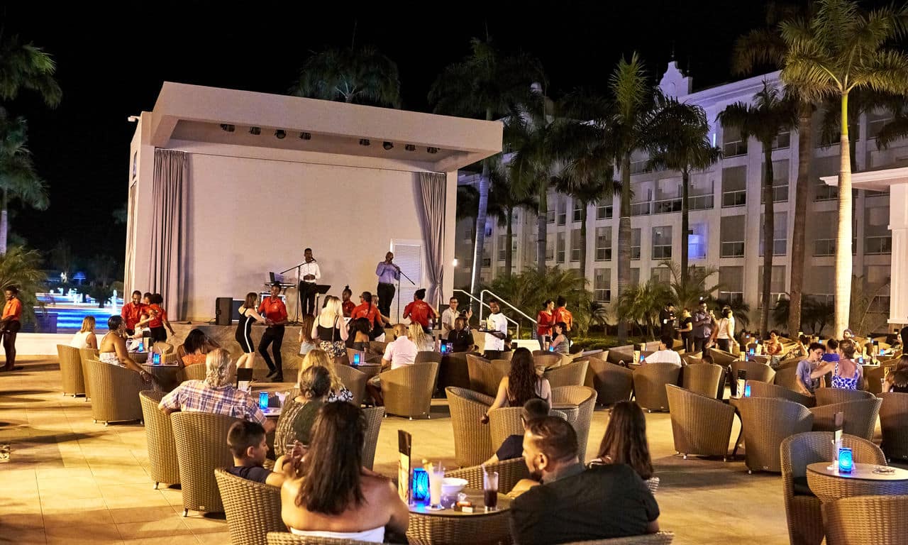 Dominikanische Republik - hotel Riu Palace Punta Cana - Bar Plaza