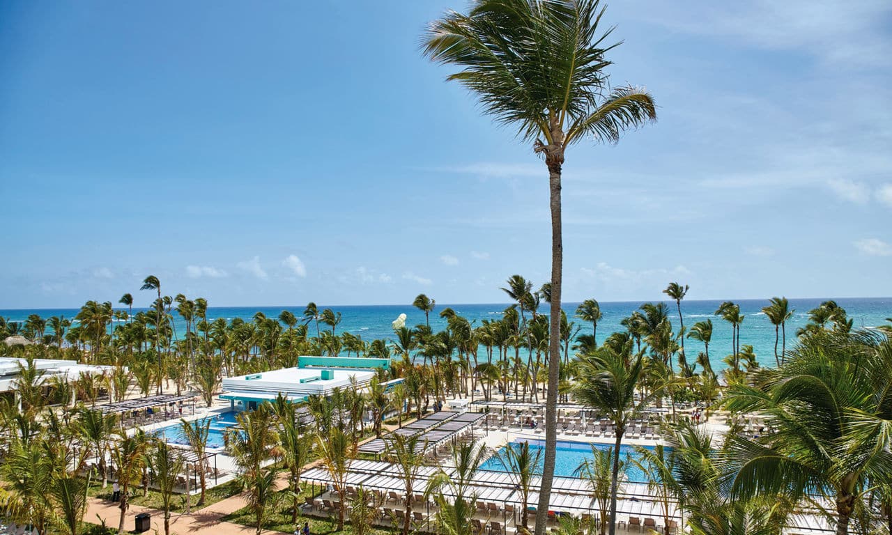 Dominikanische Republik - hotel Riu Palace Punta Cana - hotelanlage swimming pool und strand 01