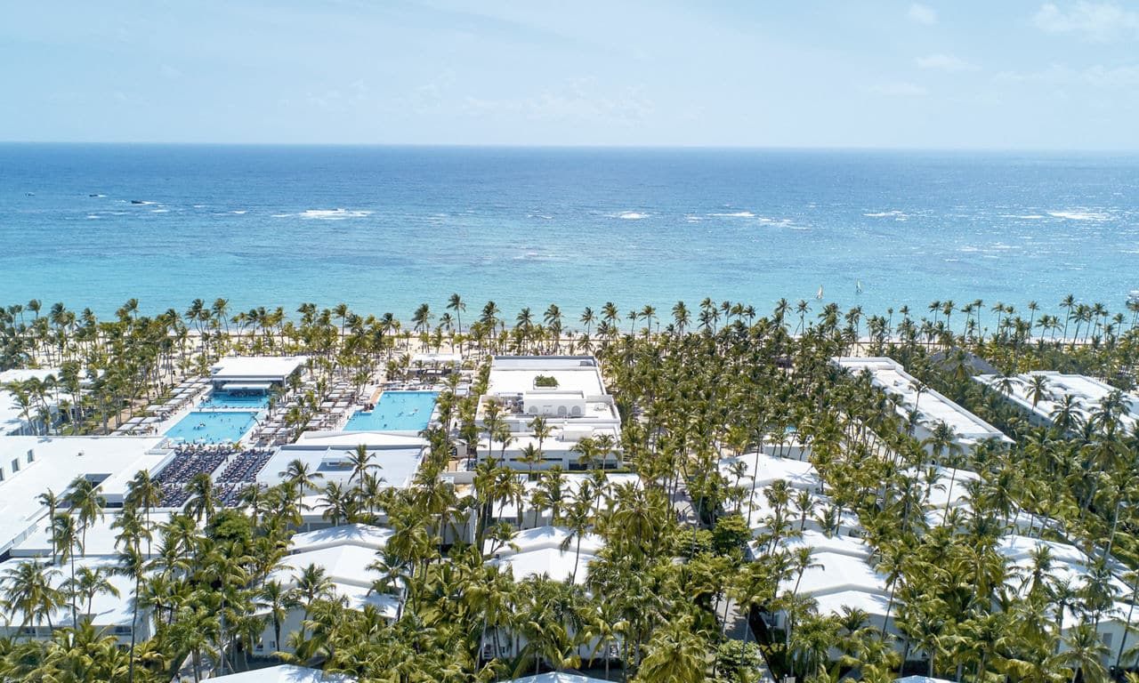 Dominikanische Republik Punta Cana - hotel Riu Bambu - garten mit poollandschaft und sandstrand