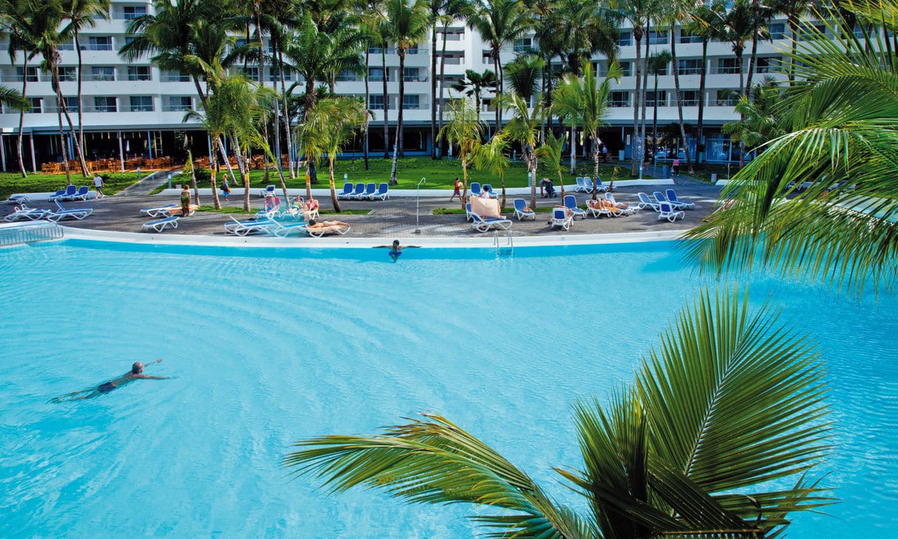 Dominikanische Republik Punta Cana - hotel Riu Naiboa - hotelansicht und swimming pool