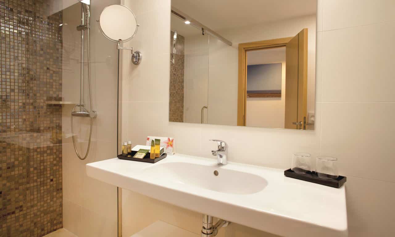 Formentera - Hotel Riu La Mola - Doppelzimmer und Einzelzimmer Bad