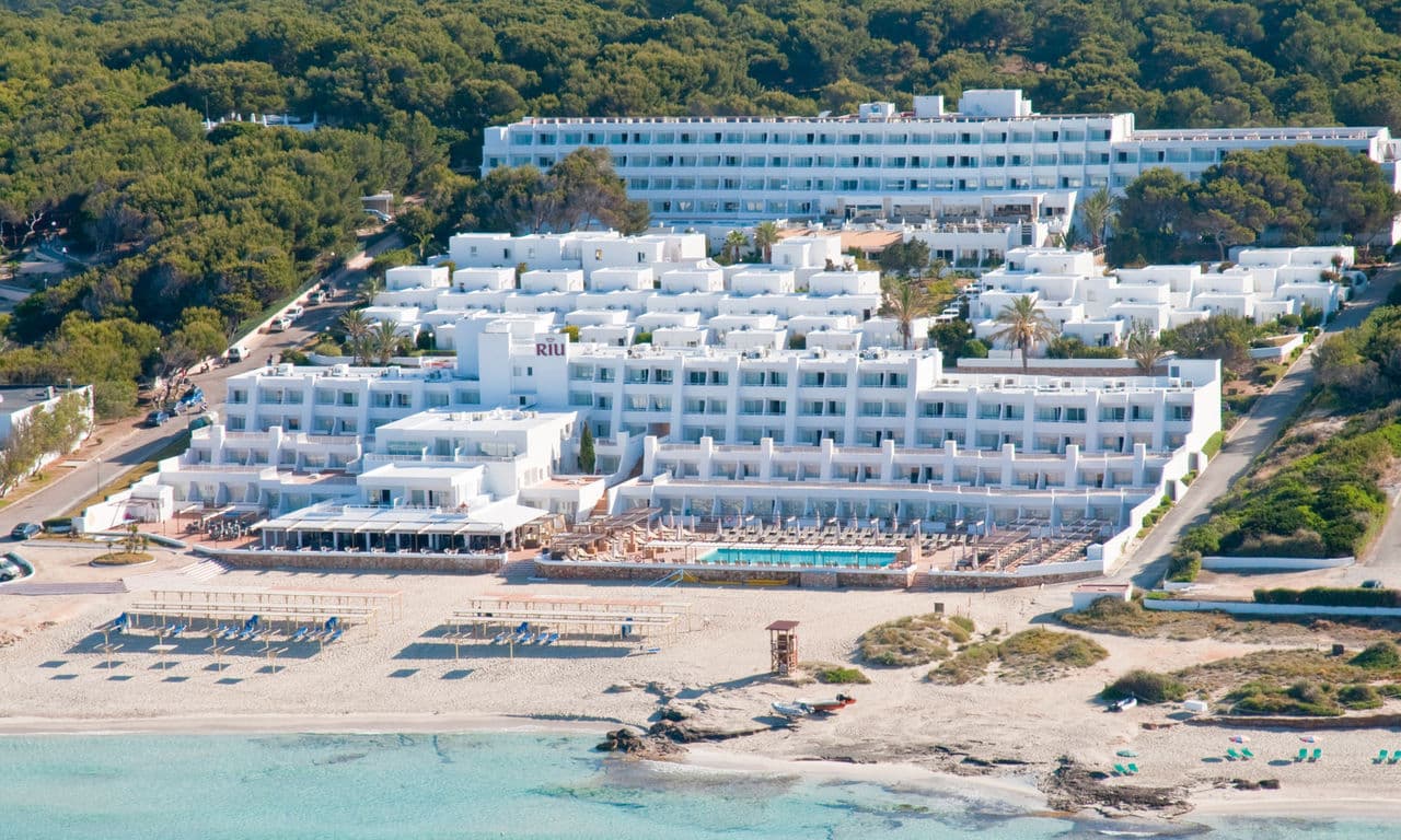 Formentera - Hotel Riu La Mola - Hotelansicht und Strand 03