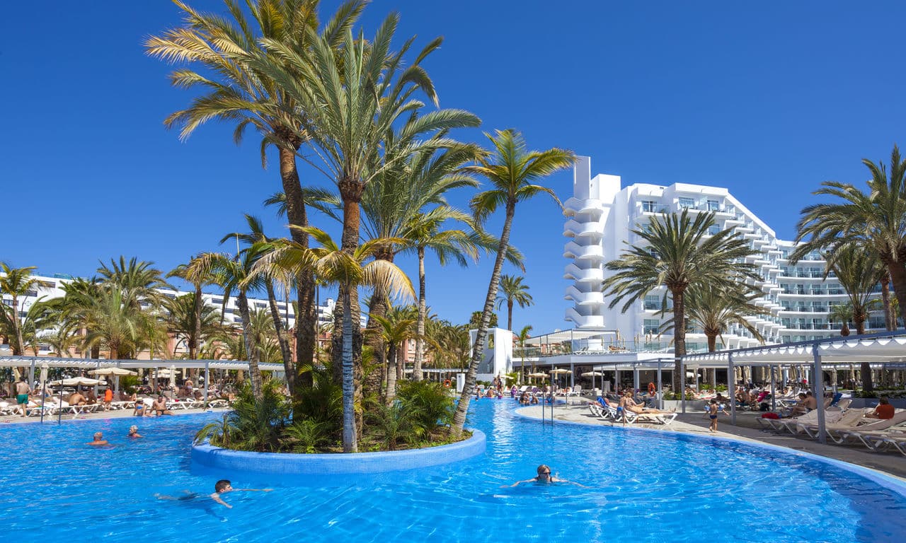Gran Canaria - hotel Riu Papayas - swimming Pool und hotelansicht 02