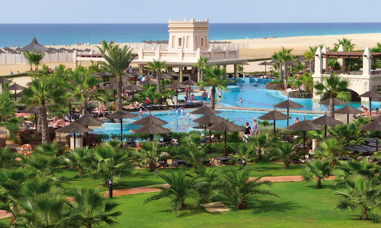 Kap Verde - hotel Riu Touareg - hotelanlage mit poollandschaft und strand