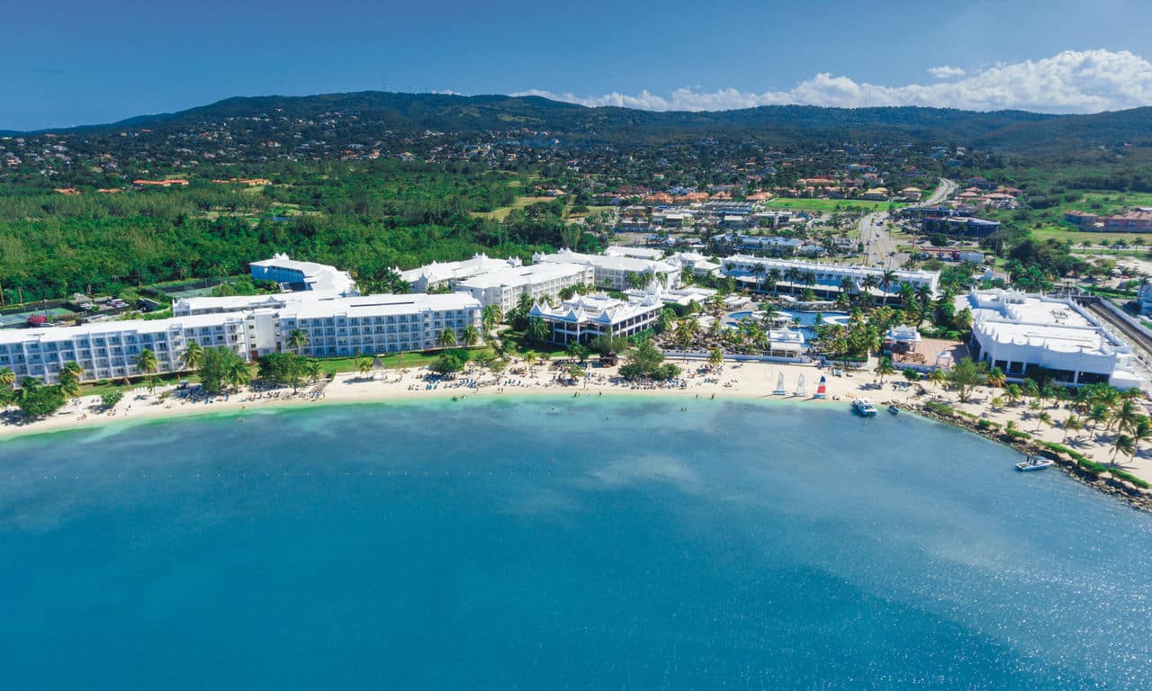 Karibik Jamaika - hotel Riu Montego Bay - hotelanlage mit strand