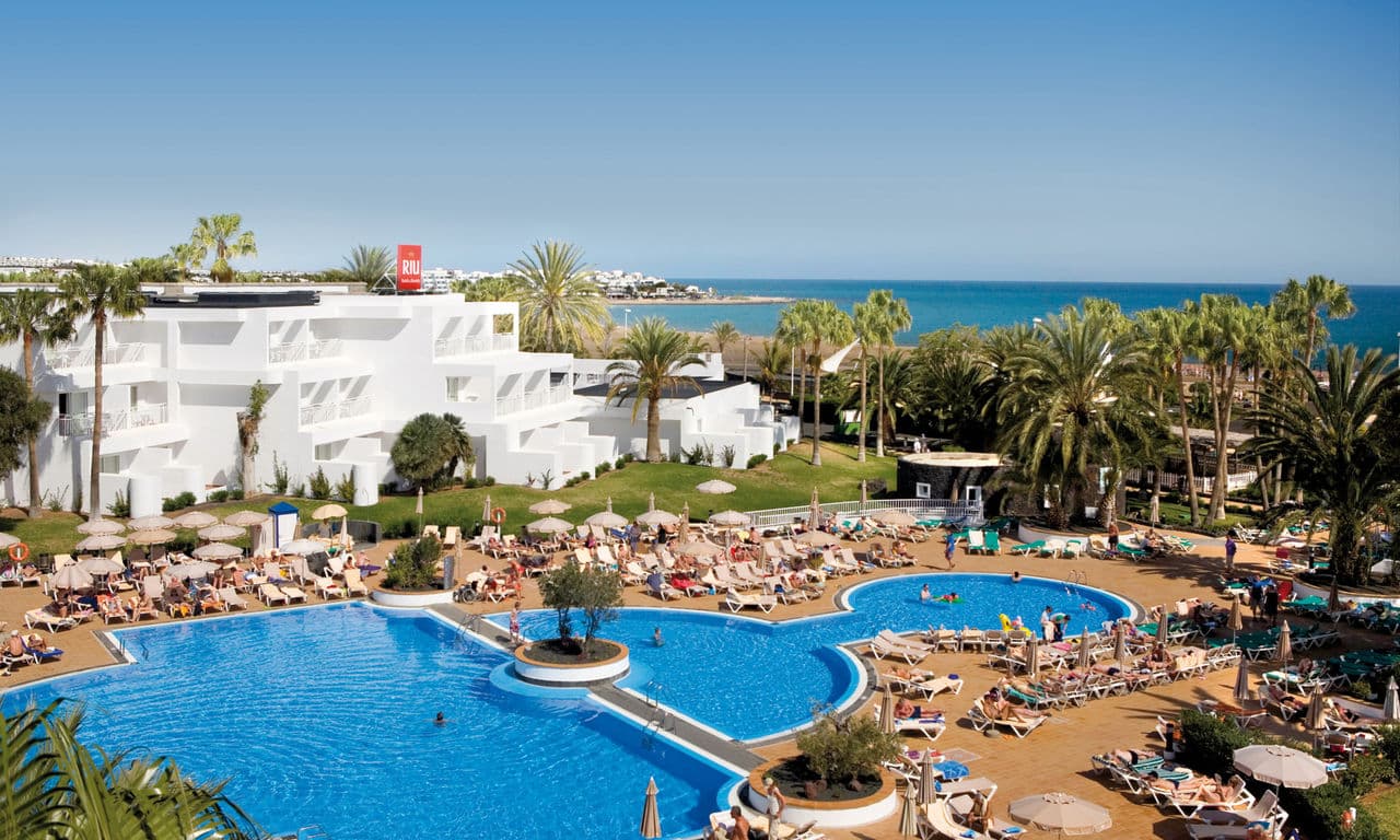 Lanzarote puerto del carmen - hotel Riu Paraiso Lanzarote Resort - Pool Hotelansicht und meer