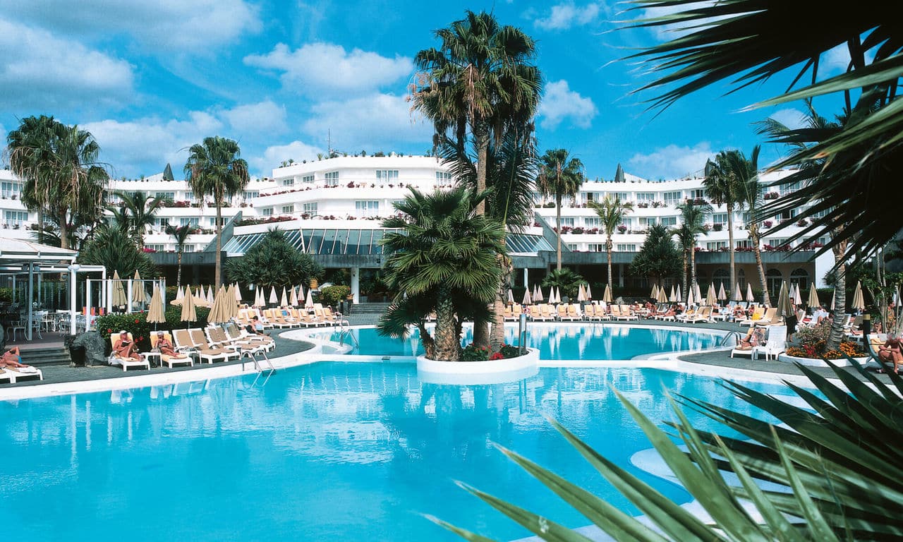 Lanzarote puerto del carmen - hotel Riu Paraiso Lanzarote Resort - Pool und hotelansicht 02