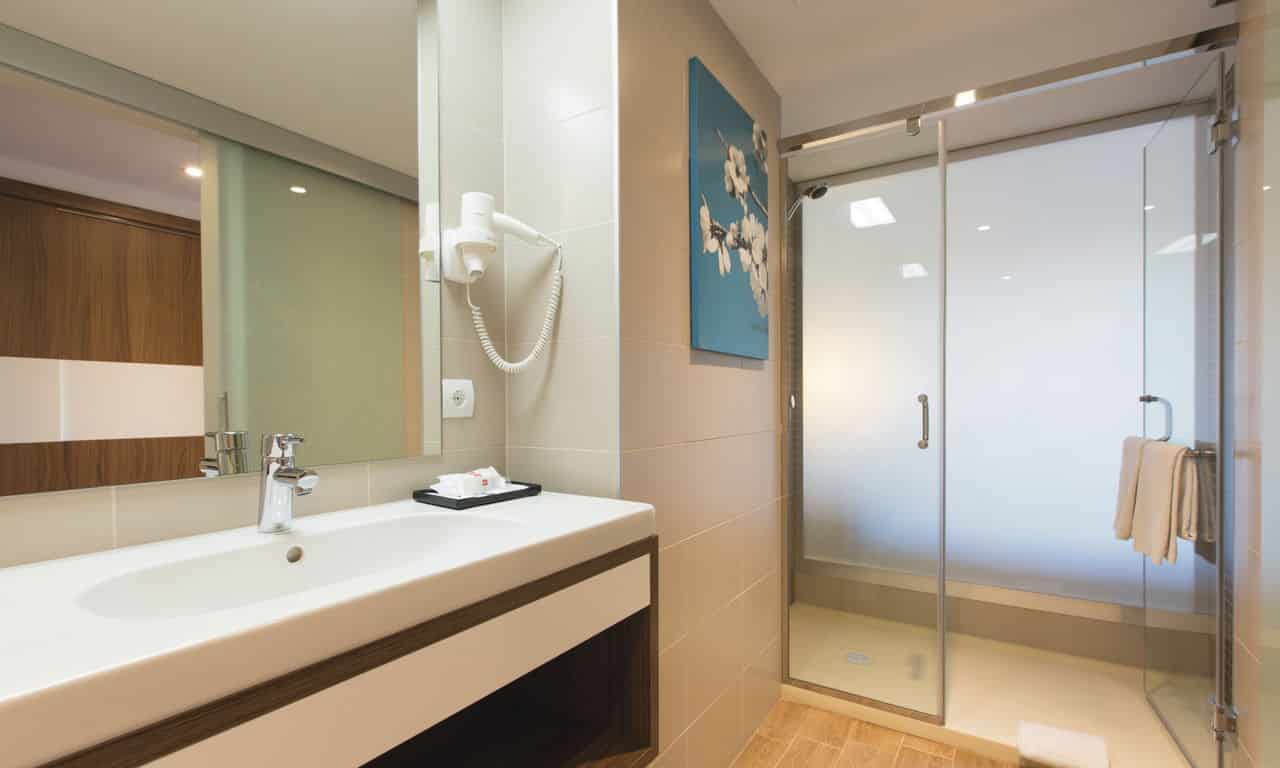 Mallorca - Hotel Riu Bravo - Doppelzimmer Bad