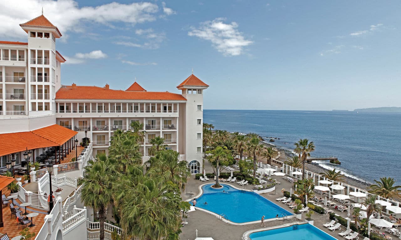 Portugal Madeira - hotel Riu Palace Madeira - hotelansicht mit pool und meerblick