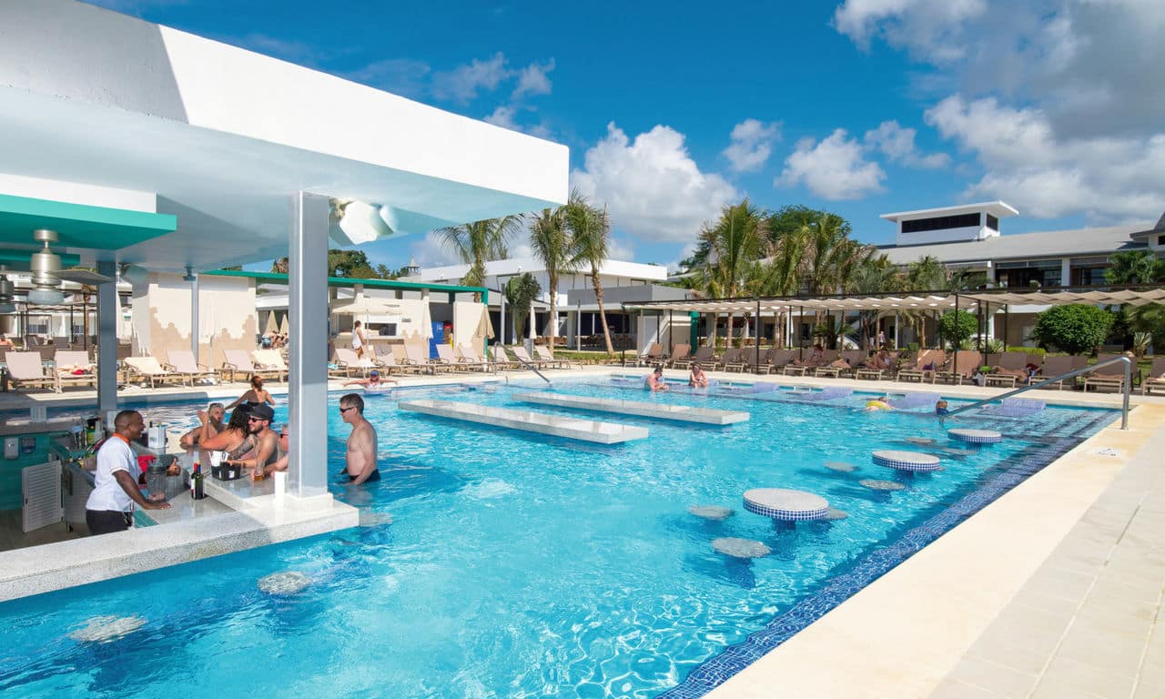 jamaika negril hotel riu palace tropical bay swim up bar 01