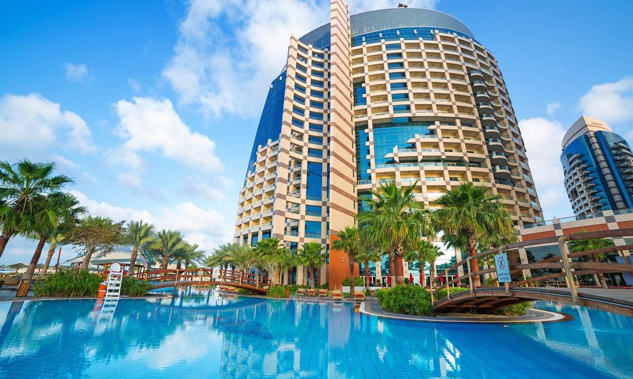 khalidiya palace rayhaan by rotana hotel und pool 01