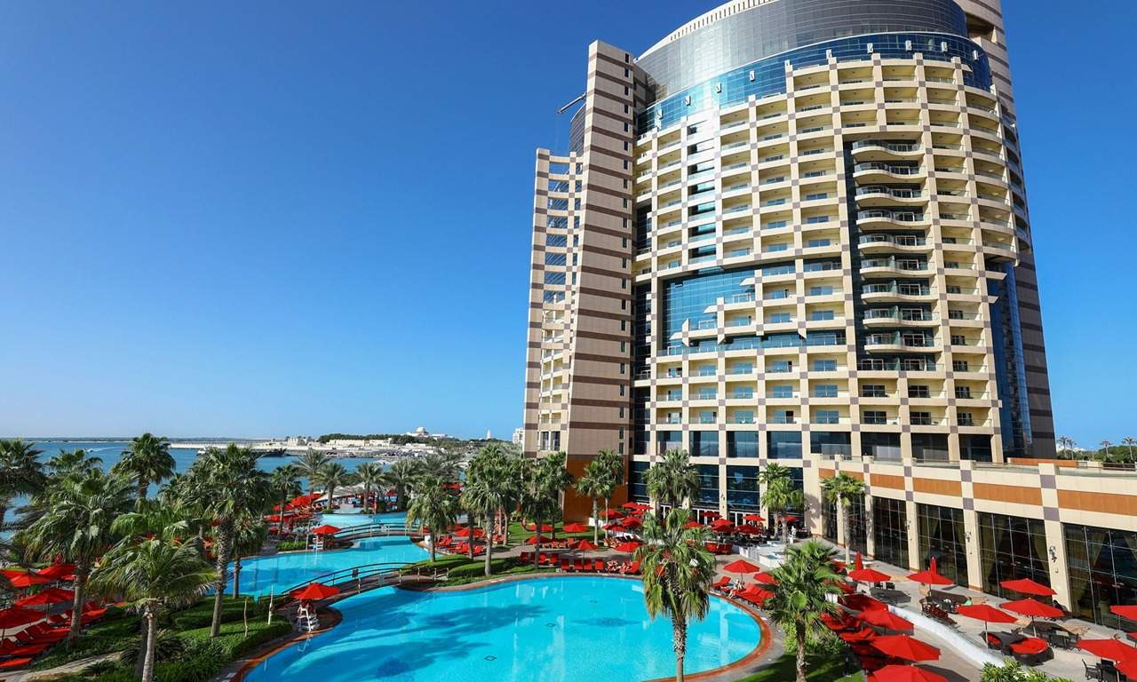 khalidiya palace rayhaan by rotana hotel und pool
