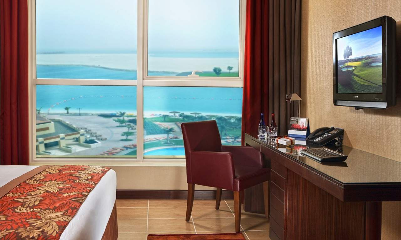 khalidiya palace rayhaan by rotana zimmer meerblick